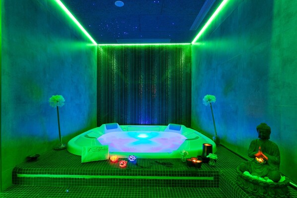 Indoor spa tub
