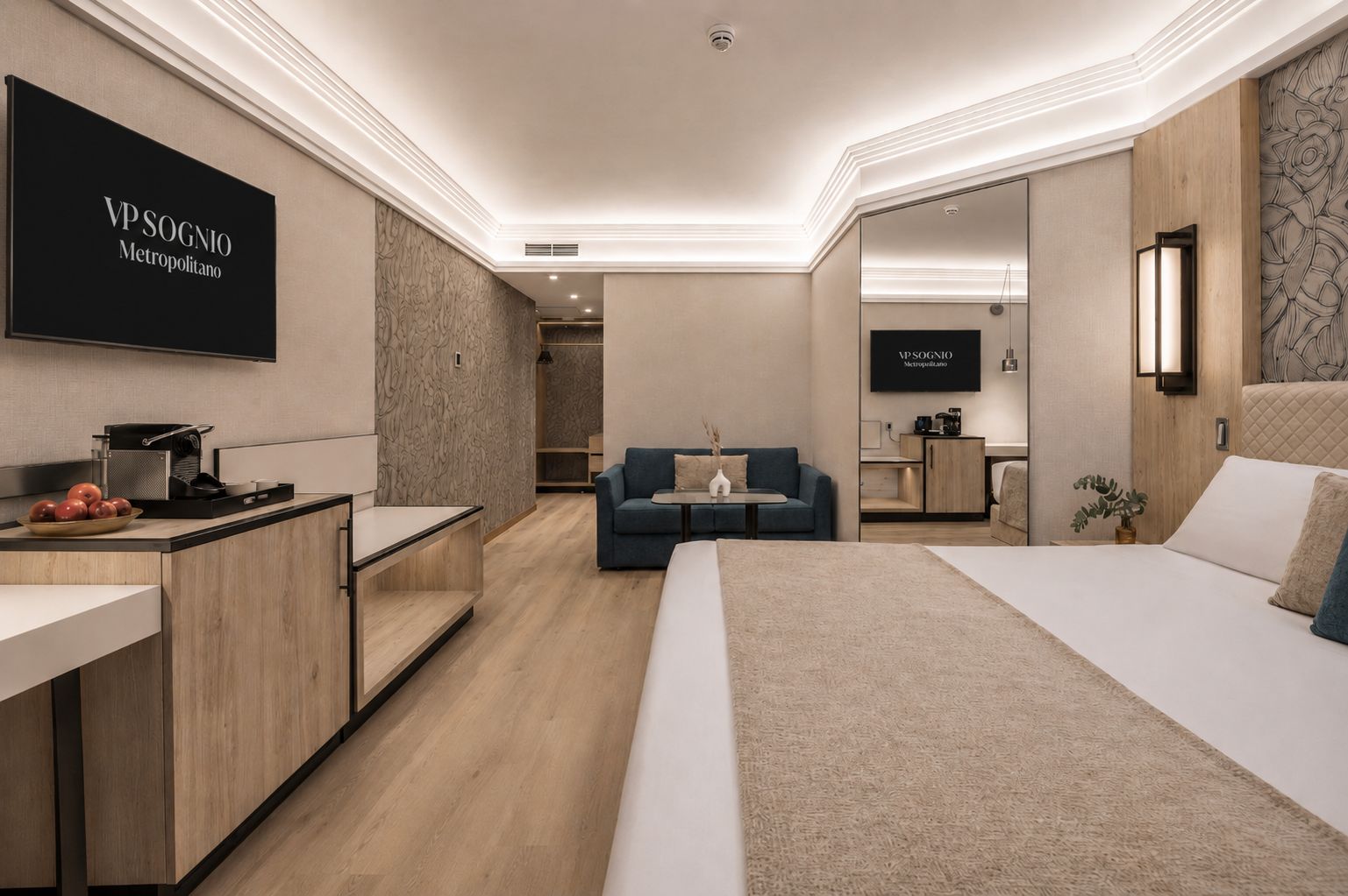 Una habitación de hotel moderna con una cama, un escritorio, un sofá y un televisor montado en la pared.