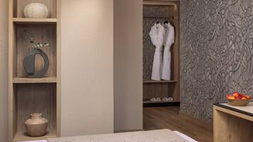 Ein modernes Badezimmer mit Holzböden, einem großen Spiegel und einer Wand mit Muster.