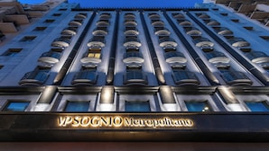 Ein Hochhaus mit einer auffälligen Schrifttafel, auf der "VPSOGNIO Metropolitano" steht.