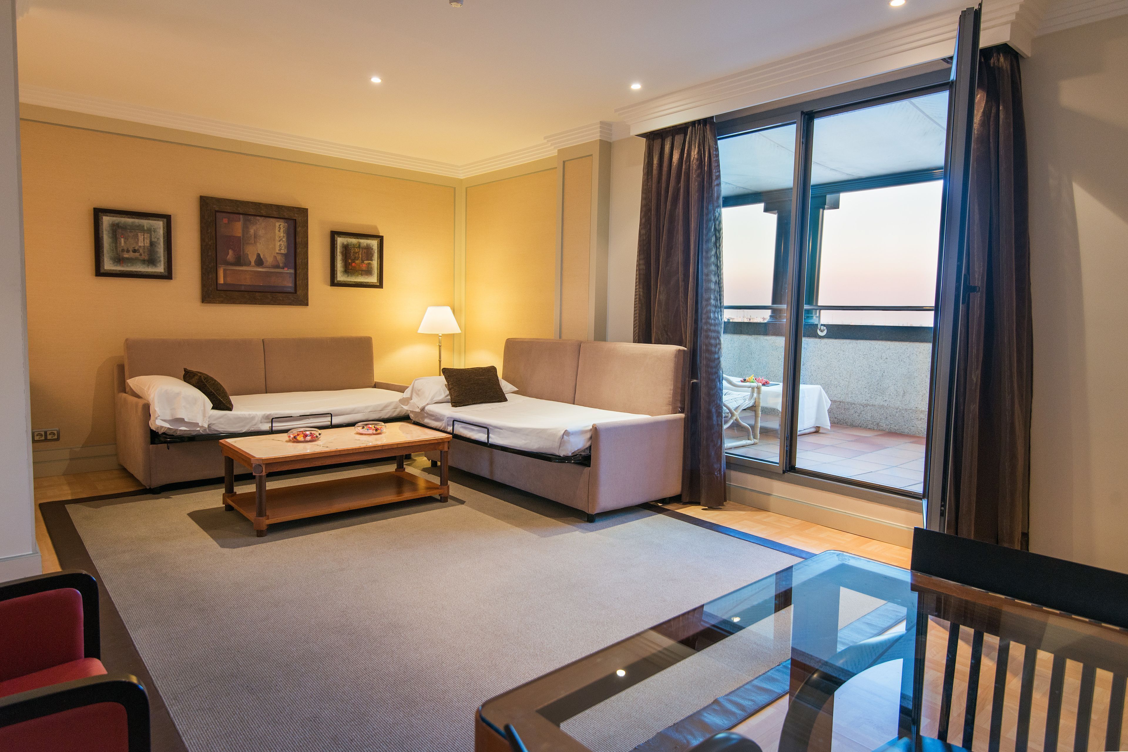 Een minibar met enkele gratis items, een kluis op de kamer, een bureau