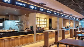 供應早餐、午餐、晚餐;多國菜