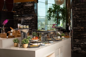 2 restaurants; breakfast, lunch, dinner and brunch served  - Radisson Blu Hotel, Dubai Media City (Dubai)