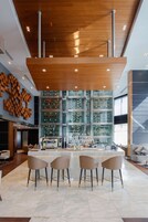 2 restaurants, breakfast served