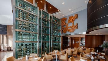 2 restaurants servant le petit déjeuner, le déjeuner et le dîner