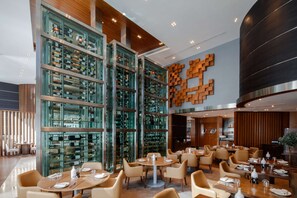 2 restaurants; breakfast, lunch, dinner and brunch served  - Radisson Blu Hotel, Dubai Media City (Dubai)