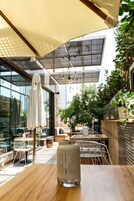 2 bars/lounges, sports bar