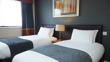 Twin Room, 2 Twin Beds, Non Smoking | Individually decorated, individually furnished, desk, iron/ironing board