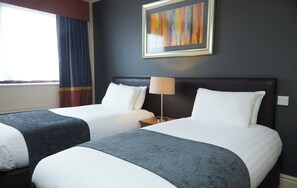 Chambre avec lits jumeaux, 2 lits une place, non-fumeurs | Décoration personnalisée, ameublement personnalisé, bureau