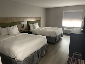 Kamer, 2 queensize bedden, niet-roken | Een bureau, een strijkplank/strijkijzer, gratis babybedden