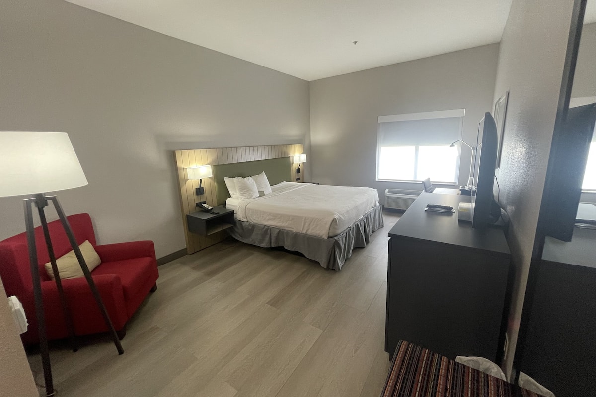 1 bedroom, desk, iron/ironing board, free cribs/infant beds