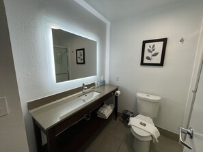 Ensemble douche/baignoire, articles de toilette gratuits, sèche-cheveux