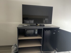 Desk, iron/ironing board, free cots/infant beds, free rollaway beds - Country Inn & Suites by Radisson, Midway - Tallahassee West (Midway)