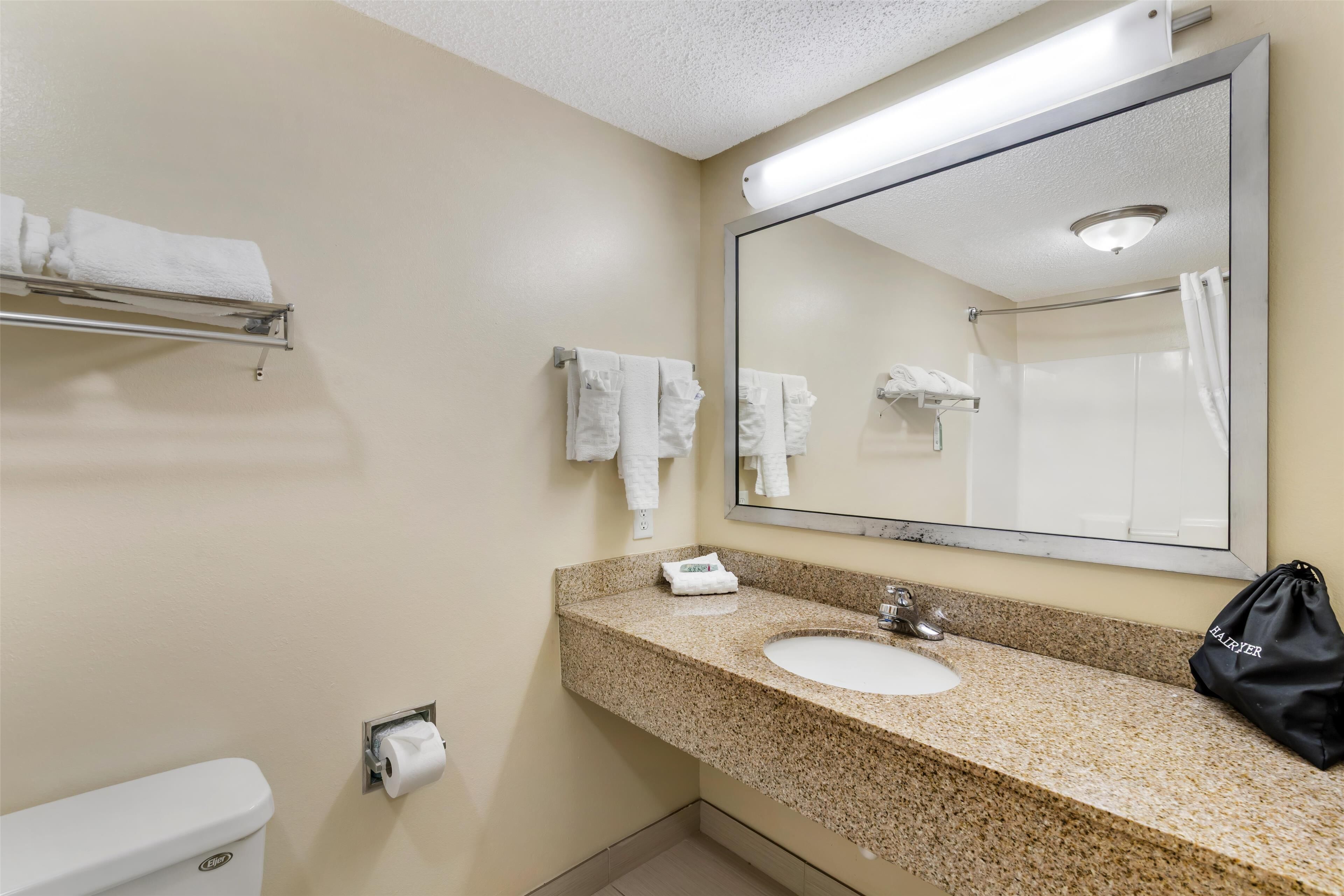 standard room, 1 king bed, non smoking, refrigerator & microwave | bathroom | combined shower/bathtub, deep-soaking bathtub, hydromassage showerhead