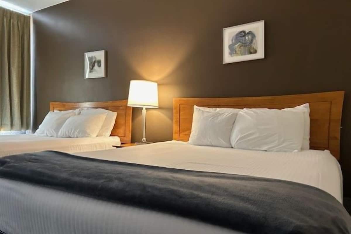 PET FRIENDLY-Signature Double Room, Accessible, Ensuite (Queen Double Mtn. View) | Blackout drapes, iron/ironing board, WiFi (free), individually decorated