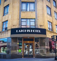 Exterior del Hotel Latchis, con un estilo arquitectónico clásico, amplias ventanas y una entrada destacada.