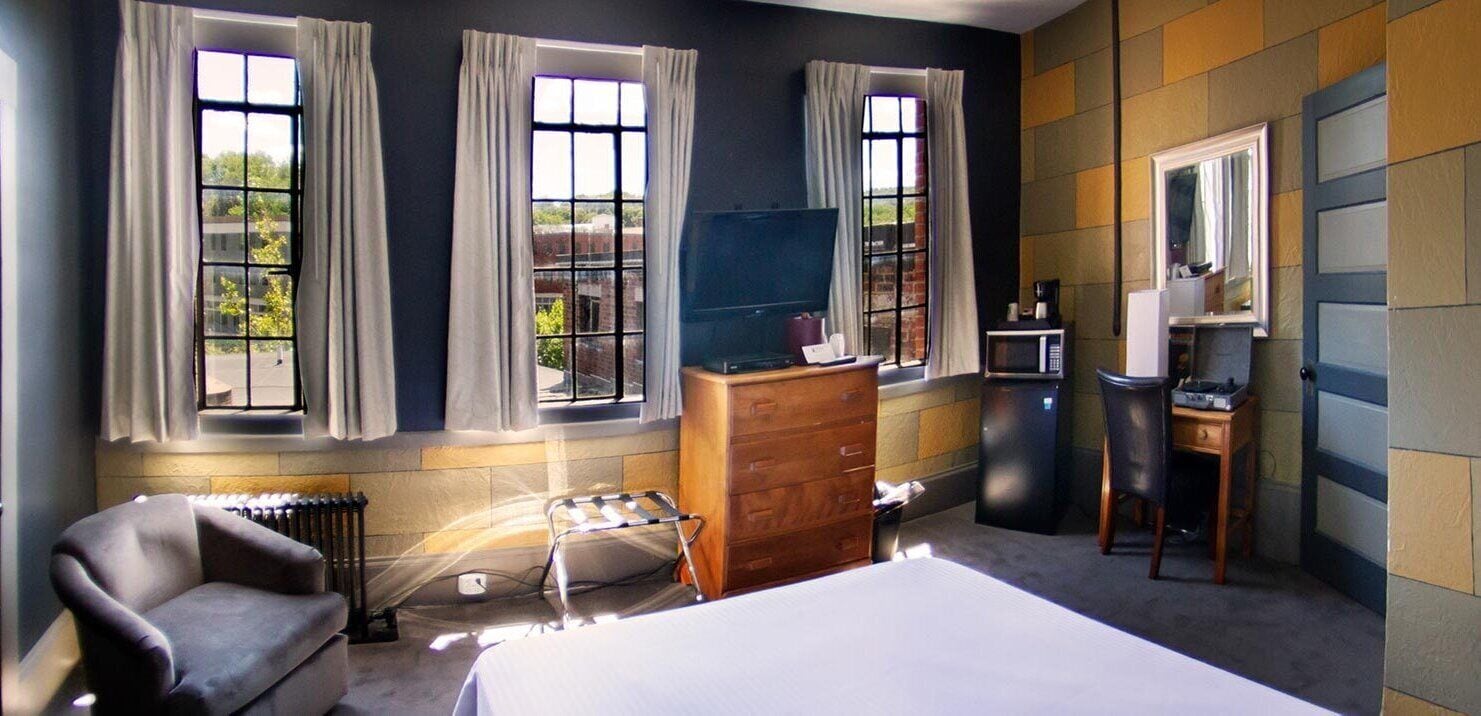 Habitación individual estándar, accesible para personas con discapacidad (Old Solarium Queen) | Cortinas opacas, tabla de planchar con plancha, wifi gratis