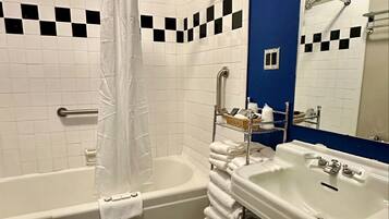 Suite, Ensuite (3 room - 2 bedroom) | Bathroom | Combined shower/bathtub, free toiletries, hair dryer, towels