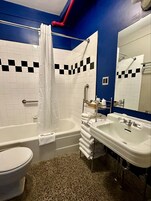 Bañera con ducha, artículos de tocador gratuitos, secador de pelo