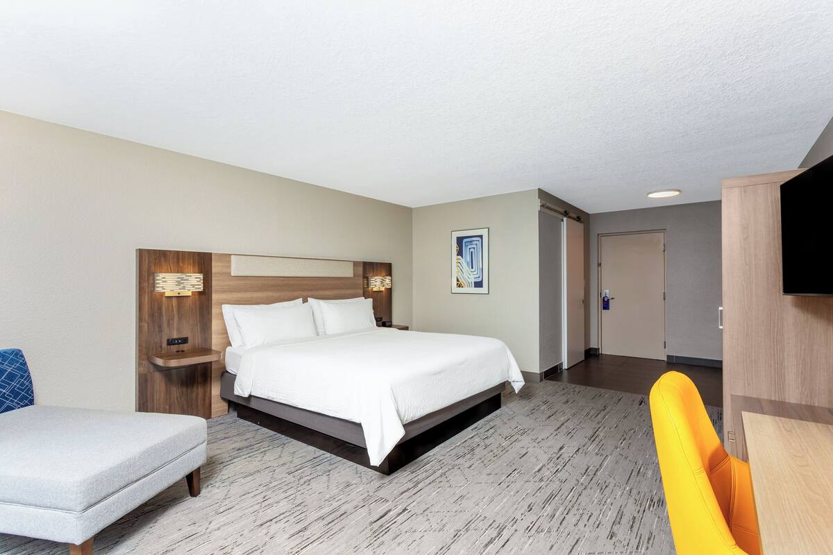 Standard Room, 1 King Bed, Mobility Accessible (Roll-In Shower) | Desk, iron/ironing board, free cribs/infant beds, free rollaway beds