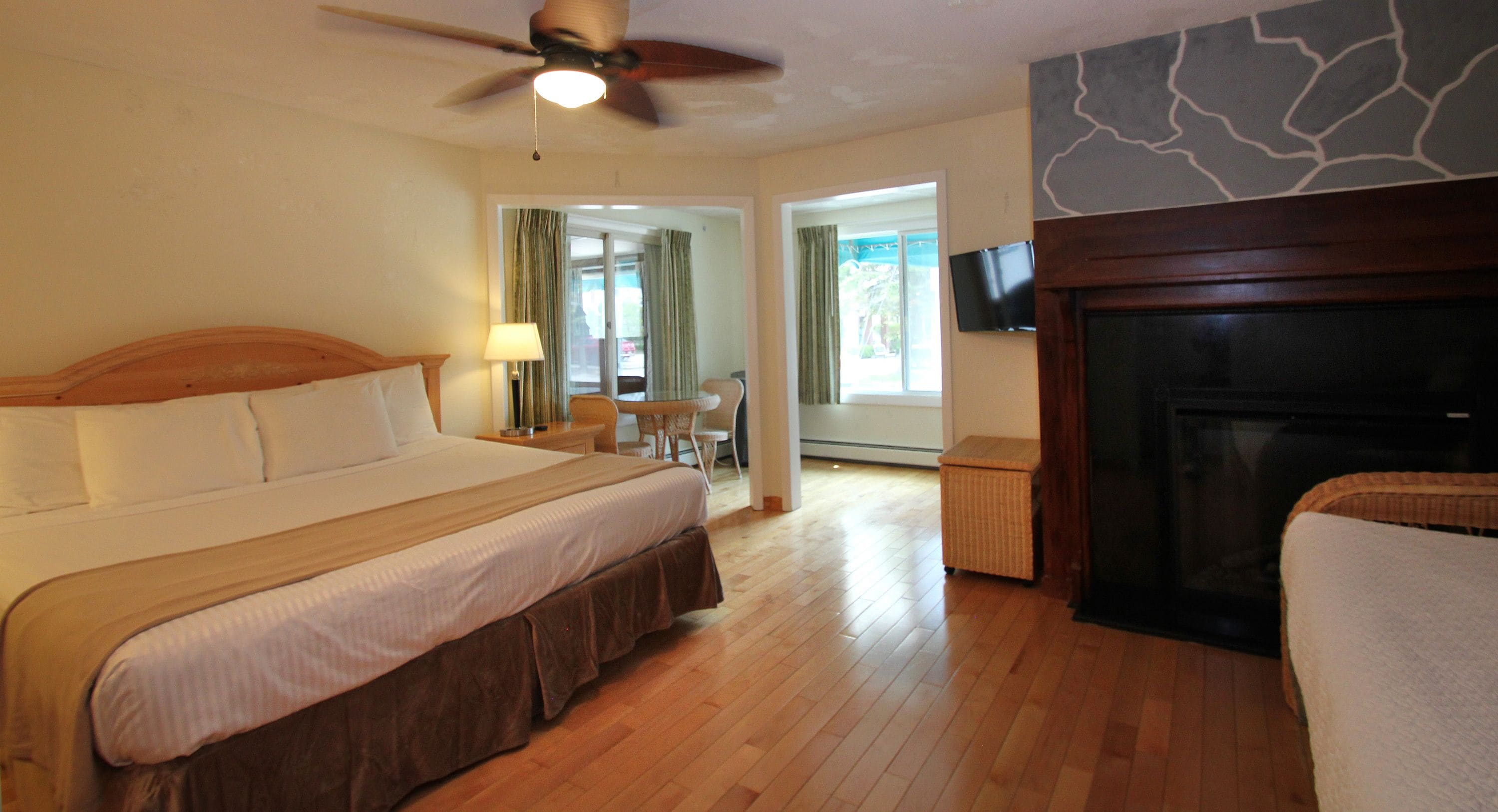 Grand Suite | Premium bedding, iron/ironing board, free WiFi, bed sheets