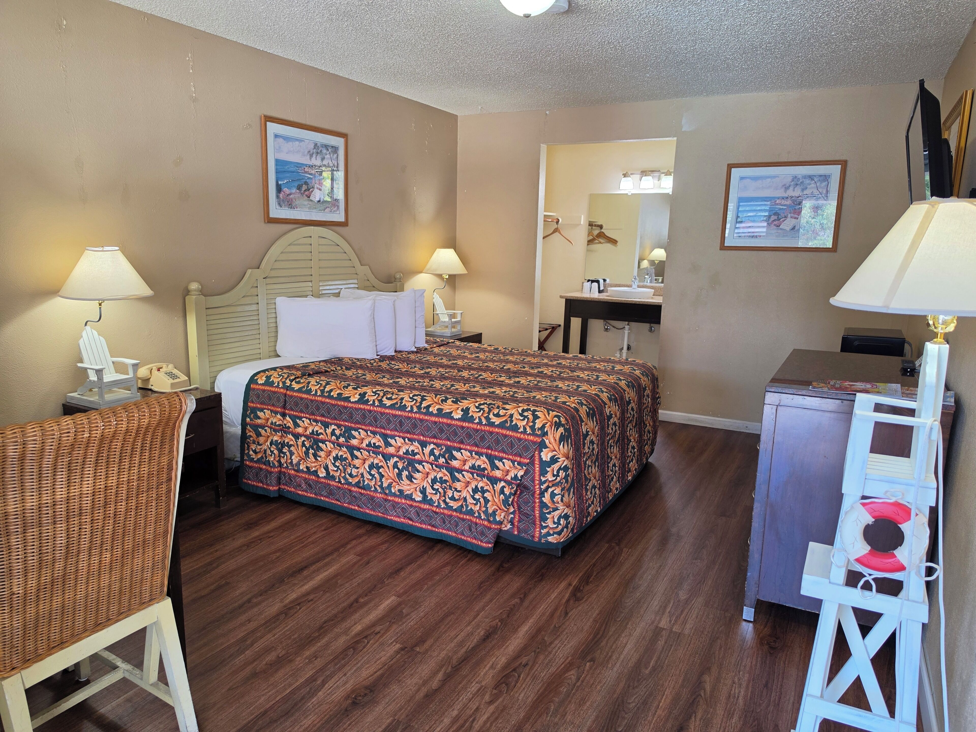 Standard Room, 1 King Bed | Iron/ironing board, free WiFi, bed sheets