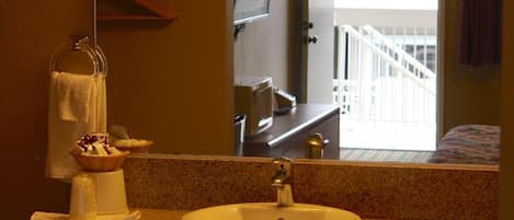 Chuveiro/banheira combinados, secador de cabelo, toalhas de banho