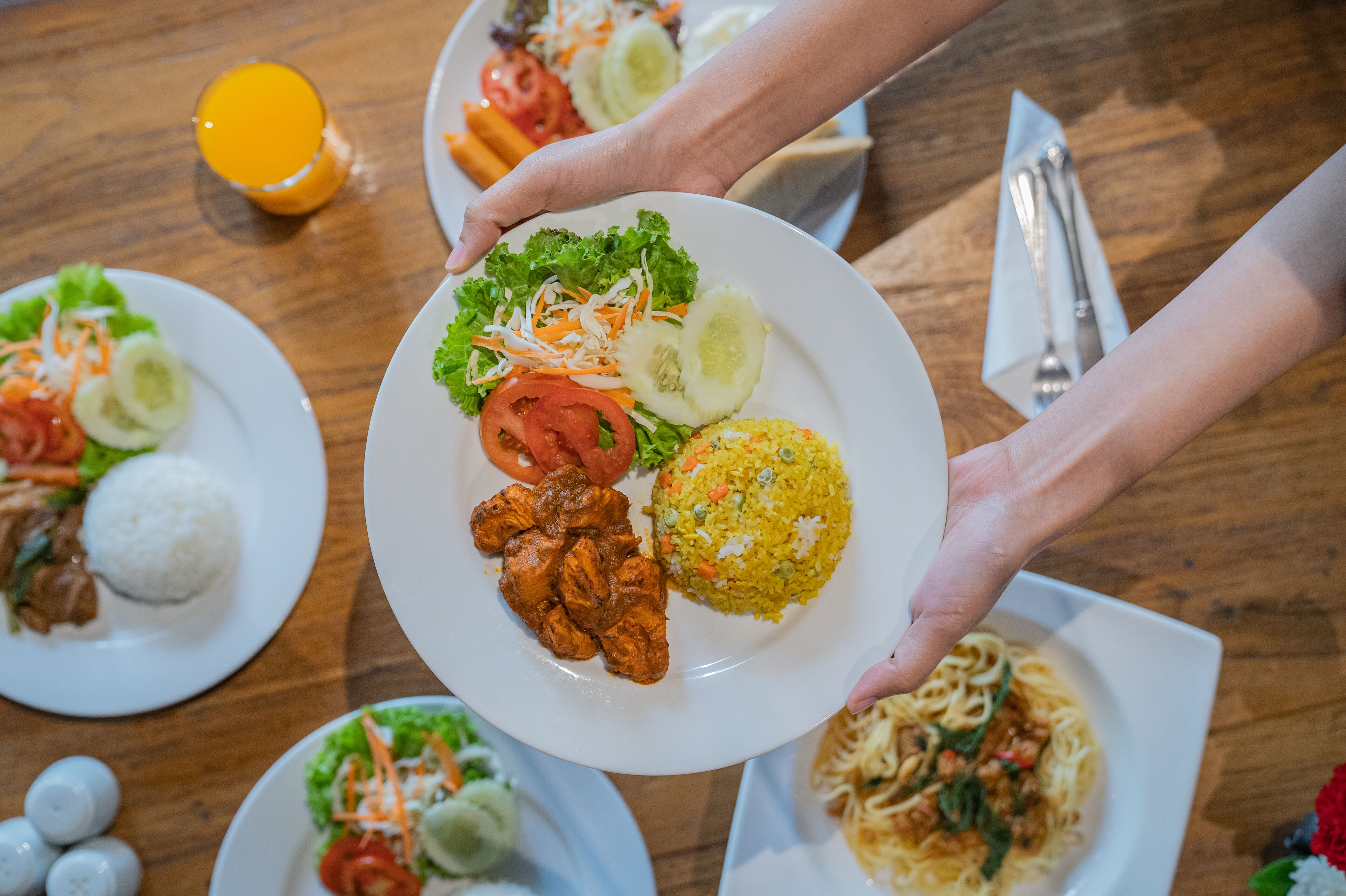 2 restaurants; breakfast, lunch and dinner served 