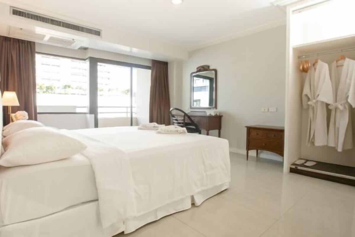 Escritorio, cortinas blackout, wifi gratis y ropa de cama 