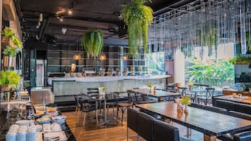 2 restaurantes; se sirve desayuno, almuerzo y cena; cocina italiana