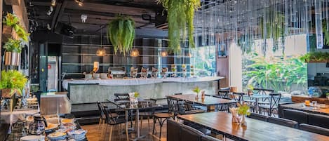 2 restaurants servant le petit déjeuner, spécialités Cuisine italienne