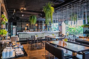 2 restaurants, breakfast, lunch, dinner served; Italian cuisine - Forum Park Hotel (Bangkok)