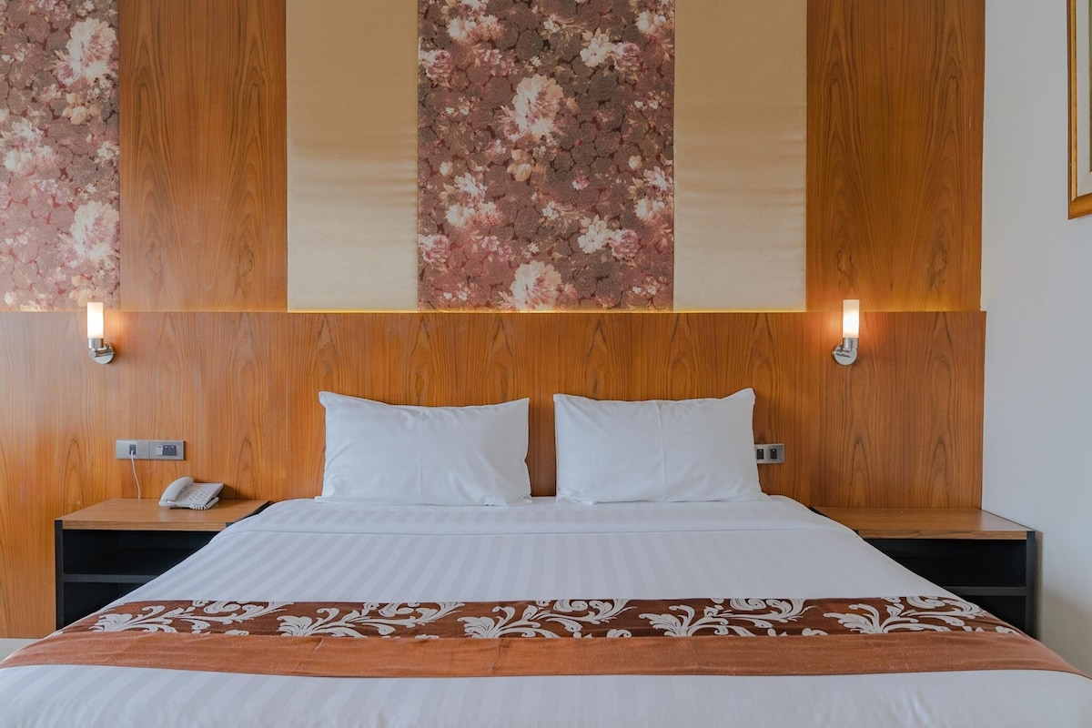 Quarto casal luxo, sacada | Escrivaninha, cortinas blackout, Wi-Fi de cortesia, roupa de cama