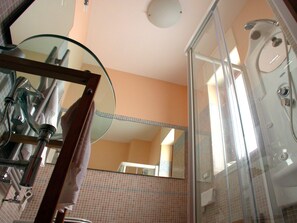 Douche, articles de toilette gratuits, sèche-cheveux