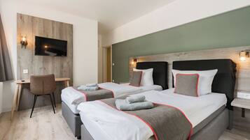 Habitación con 2 camas individuales | 1 dormitorio, escritorio, espacio para trabajar con un portátil