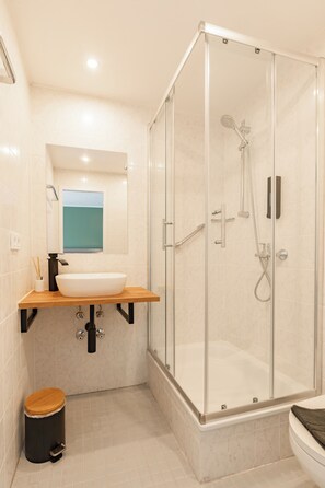 Double Room | Bathroom | Shower, free toiletries, towels - Hotel Enger Hof (Düsseldorf)