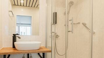 Habitación doble | Baño | Ducha, artículos de higiene personal gratuitos y toallas