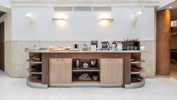 Petit déjeuner buffet (16 EUR par personne)