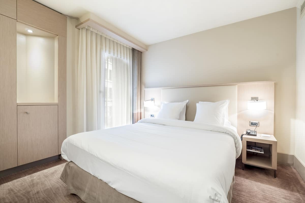Premium bedding, in-room safe, desk, blackout drapes