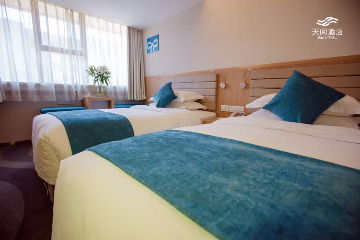 Business Twin Room | Living room | 37-inch TV with satellite channels