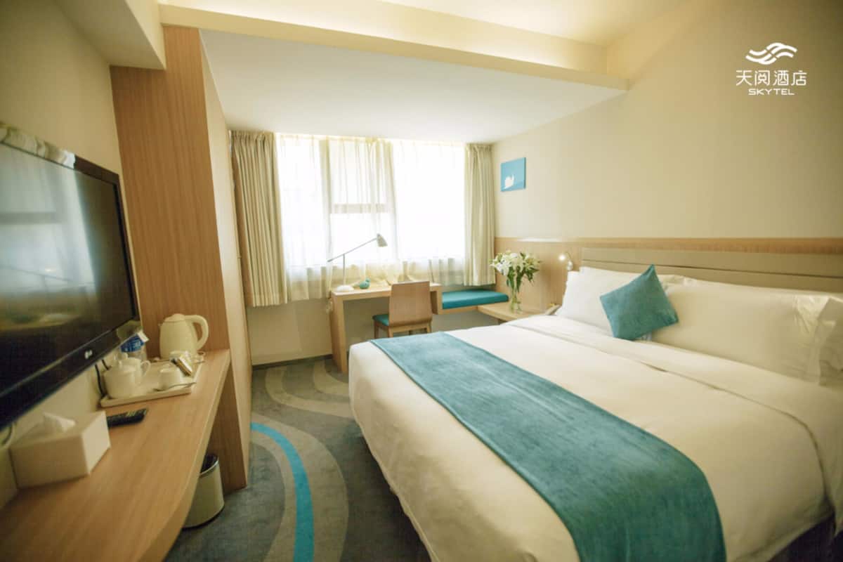 Business Room (1 king bed) | Living room | 37-inch TV with satellite channels