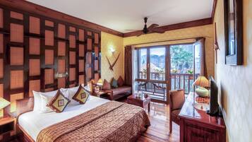 Deluxe Room | Minibar, in-room safe, desk, blackout drapes