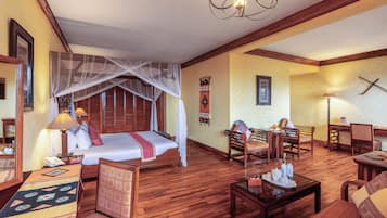 Suite Eksekutif | Minibar, brankas, meja kerja, dan tirai kedap cahaya