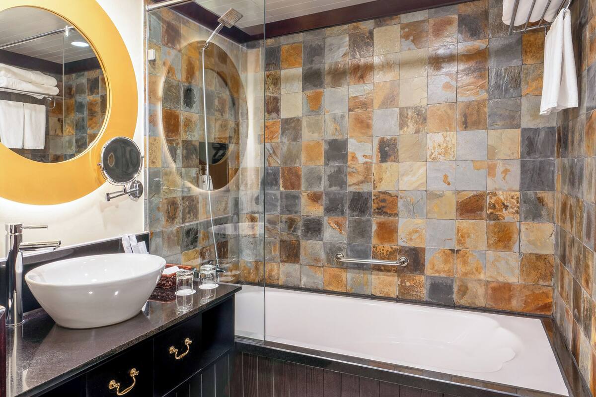 combined shower/bathtub, spring water bathtub, rainfall showerhead