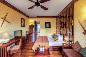 Minibar, Zimmersafe, Schreibtisch, Verdunkelungsvorhänge