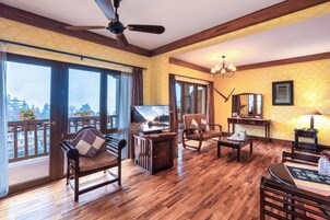 Executive Suite | Minibar, in-room safe, desk, blackout drapes