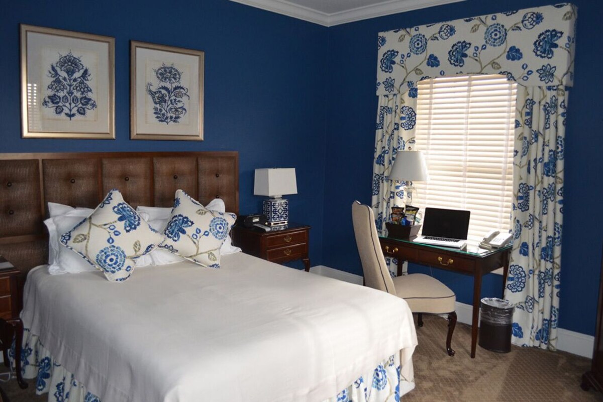 Historic Superior Queen | Hypo-allergenic bedding available, desk, iron/ironing board, WiFi (free)