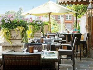 Breakfast, lunch, dinner served; American cuisine, al fresco dining 