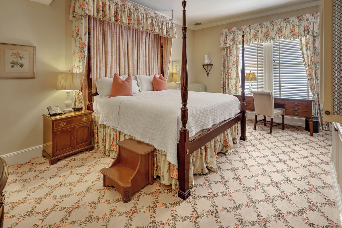 Historic Superior King | Hypo-allergenic bedding available, desk, iron/ironing board, WiFi (free)
