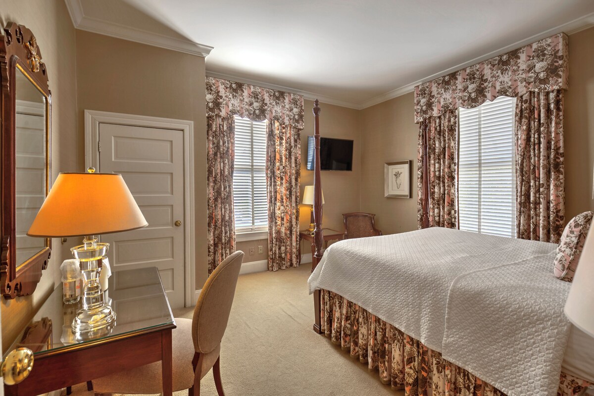 Historic Queen Suite | Hypo-allergenic bedding available, desk, iron/ironing board, WiFi (free)
